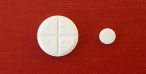 Pastillas de Sintrom de 4 mg a la izquierda y 1 mgs a la derecha